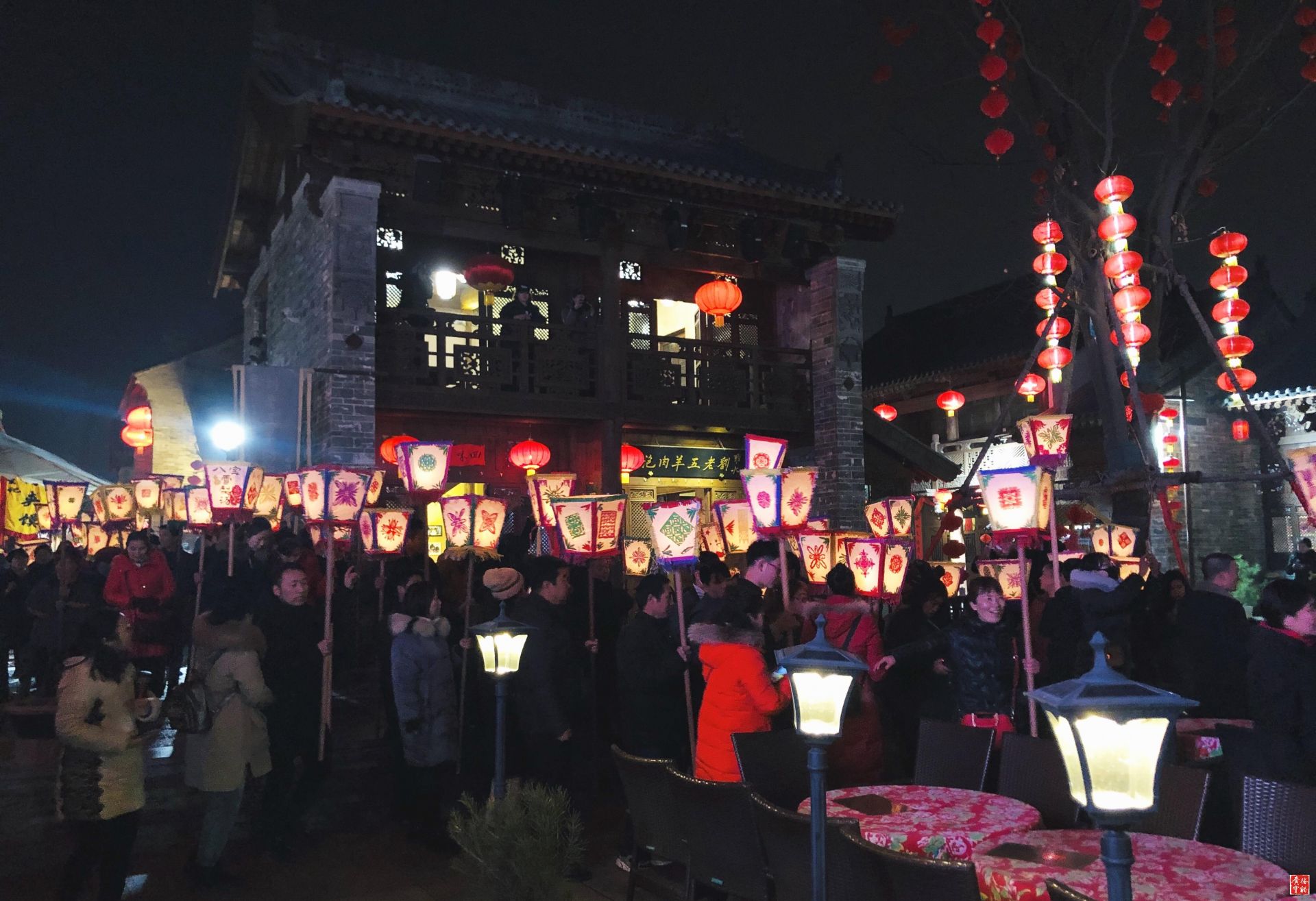 【广播宝鸡·快讯】西府老街排灯会来啦 场面壮观引千人观看